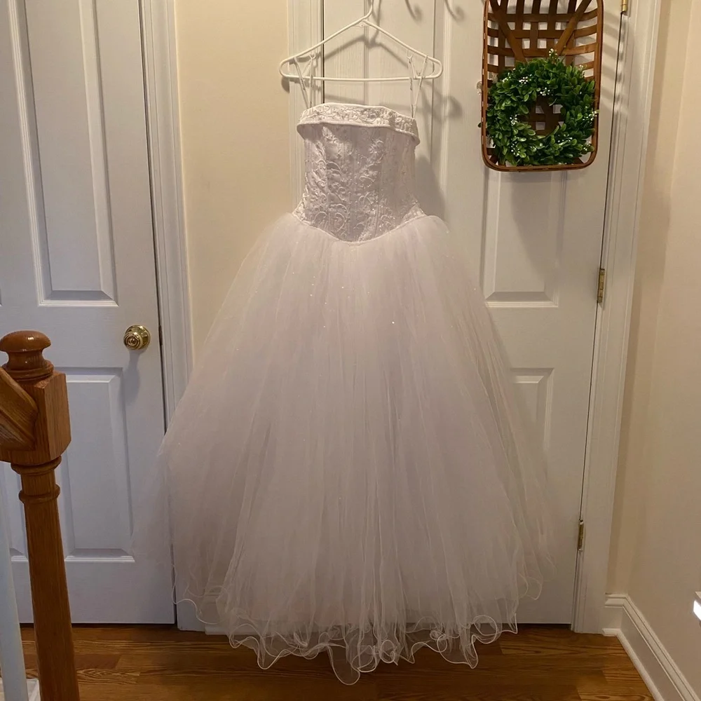 David's Bridal White Strapless Tulle Ball Gown - Picture 1 of 9